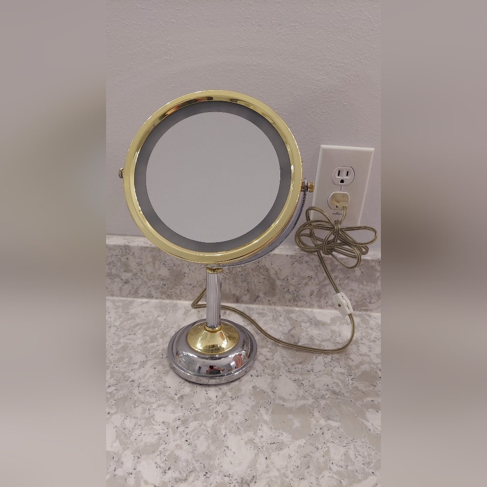 JERDON | VTG 1990s Lighted Plug-In 5x Magnifying Cosmetic Mirror Model #LT111CG
